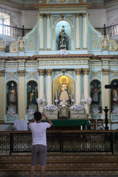 me taking picture of the retablo mayor