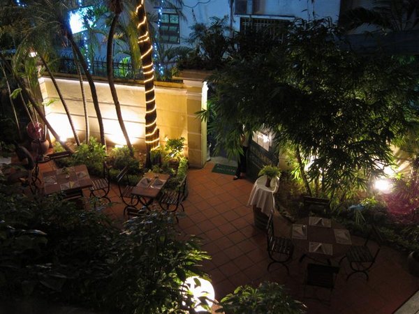 The courtyard in the Hoa Sua restaurant - Hanoi