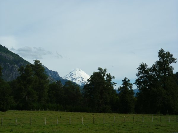 les montagnes et le volcan enneigÃ©,superbe