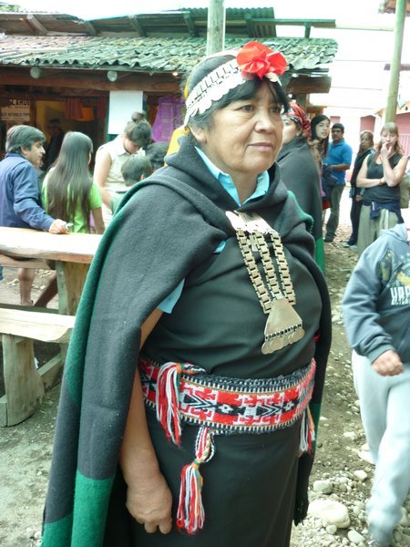 Une femme Mapuche dans son costume traditionnel