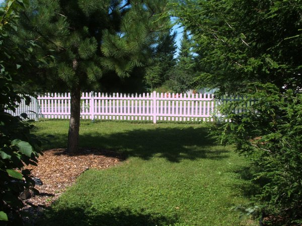 I love white picket fences!