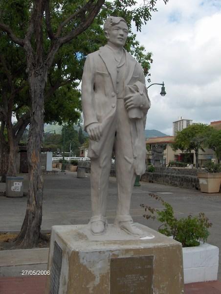 Stature of Jose Rizal.