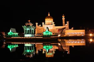 Omar Ali Saifuddin Mosque by Night