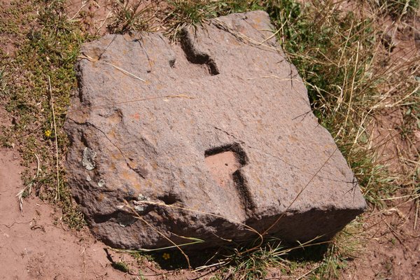 the Tiwanaku people used a combination of rock and metal for their constructions