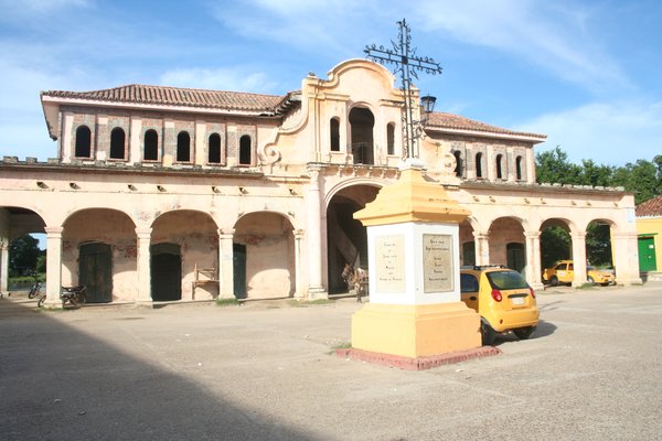 Mompos main square