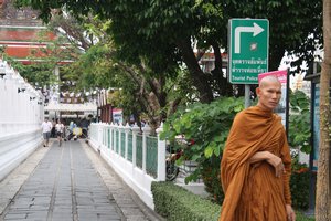 monge desconfiado