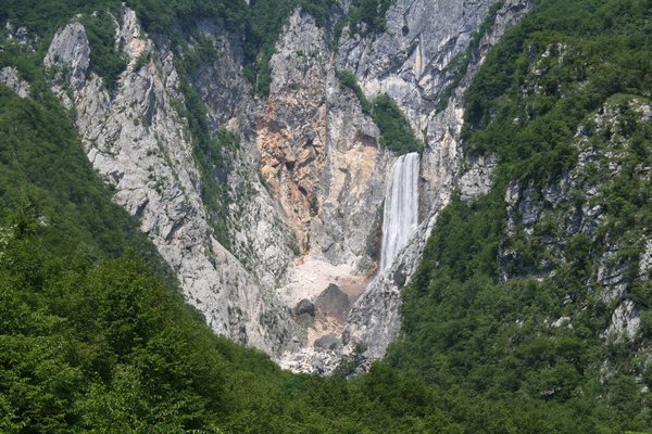 cachoeira de 106 metros