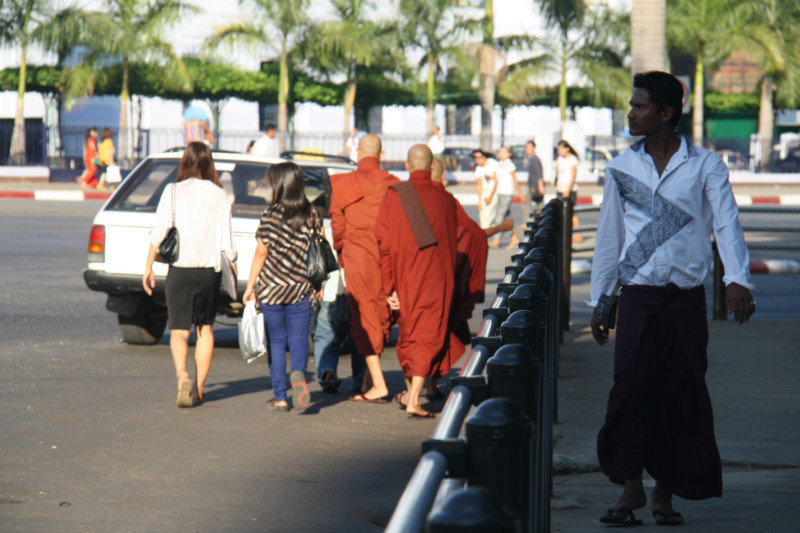 monges, homem com saia típica (longyi)