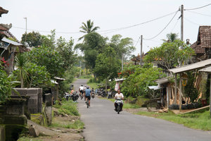 de bike no meio dos vilarejos