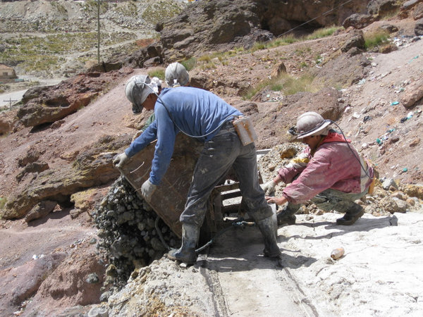 Mine in Potosi: Arbeiter entleeren ihren Wagen