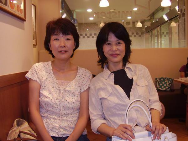 Akemi-chan (L) and Keiko at Mister Donuts for English Study
