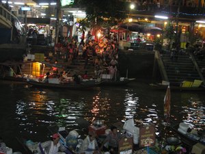 night floating market