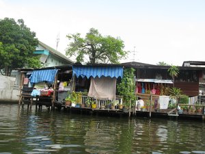 houses along the Chao Pattaya Canal