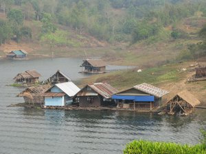 local Mon houses over the water