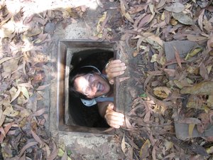 Lilan into the Cu Chi tunnel-Honoi