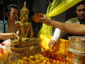 pouring scented water over the buddha