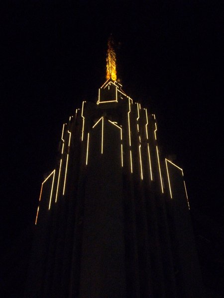 A strangely lit building in Mendoza