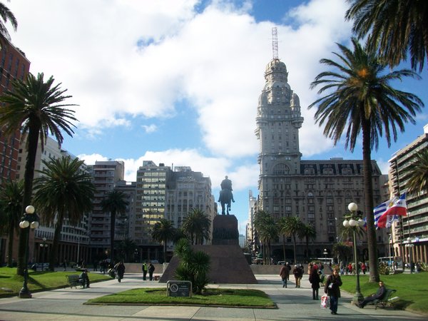 Plaza Independencia and the Silvo Palace