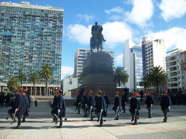 Changing of the guard at the Artigas memorial