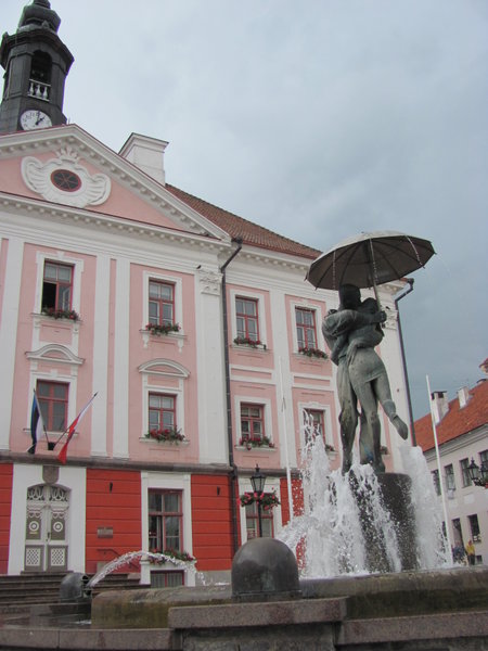 Tartu's symbolic fountain and Town Hall
