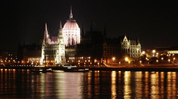 Parlament by night