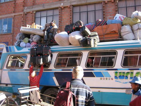 Puno - unloading the baggage