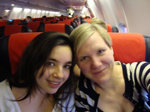 To spaendte piger i flyveren