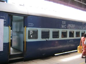Train Delhi to Agra
