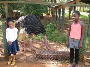 25-Maria and Yunis with the ostrich