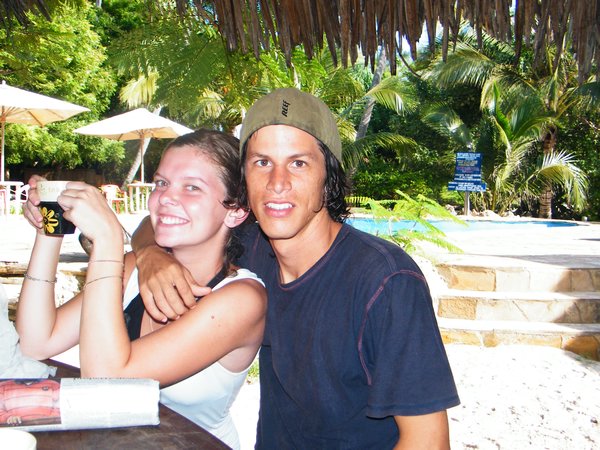 17-Rodrigo de Costa Rica y su novia Roberta de Chile