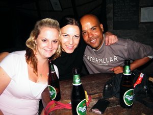 32-Karen, Elize and Owen @ The Kande Beach Bar