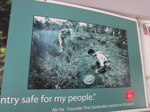Landmine Museum: Photo of hunting for mines