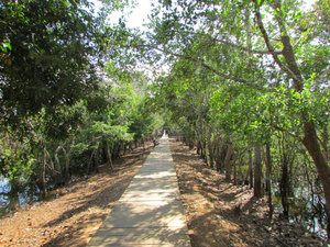 Neak Pean: Path over the baray of Preah Khan