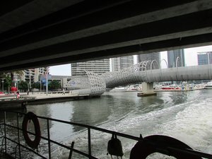 D3 - River cruise back to Melbourne - Low bridge