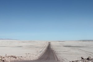 Woestijnweg naar kopermijn  in noord Chile