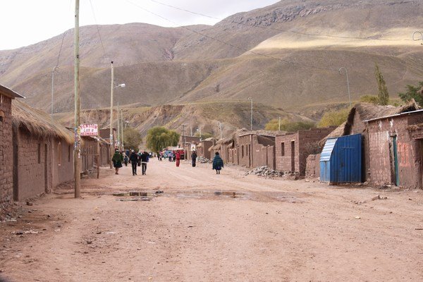 hoofdstraat in een boliviaans Andes dorpje