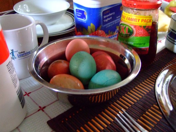 klaeglicher Versuche Eier mit Lebensmittelfarbe zu faerben