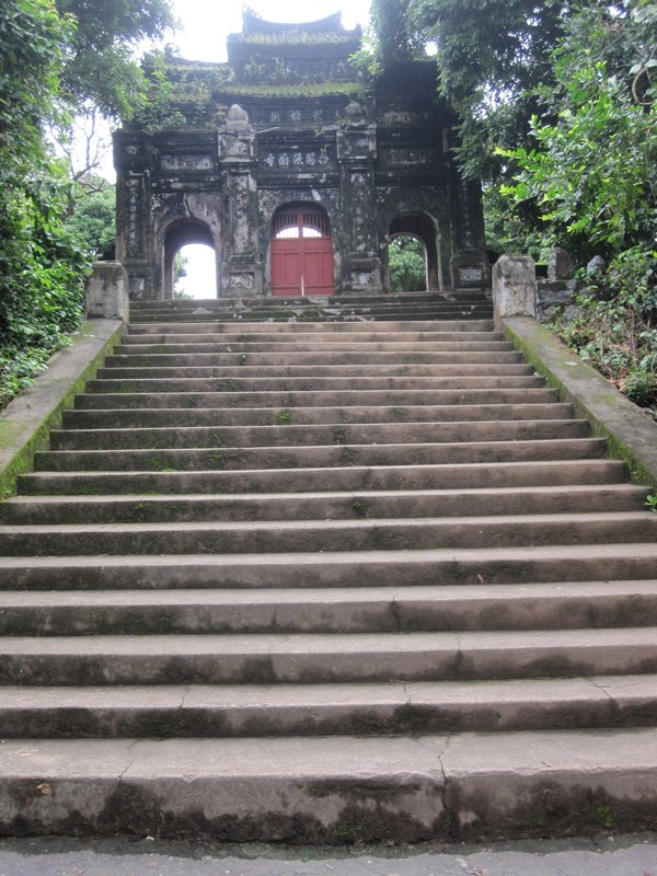 steps to bao quoc pagoda