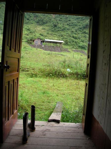 La vue de la porte de notre cabane au village de san vicente