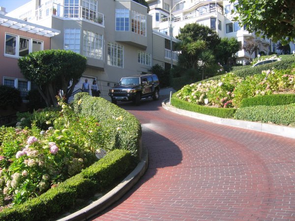 Hummer down Lombard St