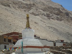 Stupa at Rongbuk Monastery (background)