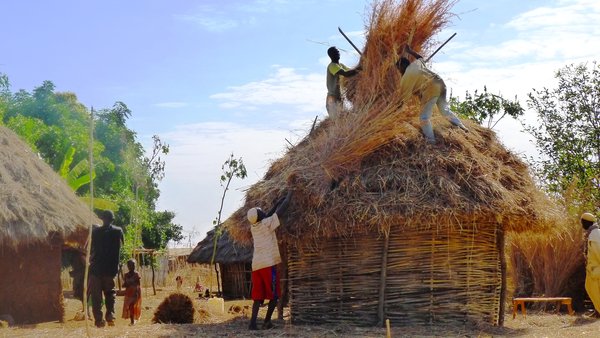 men building a traditional house in one of the kebeles