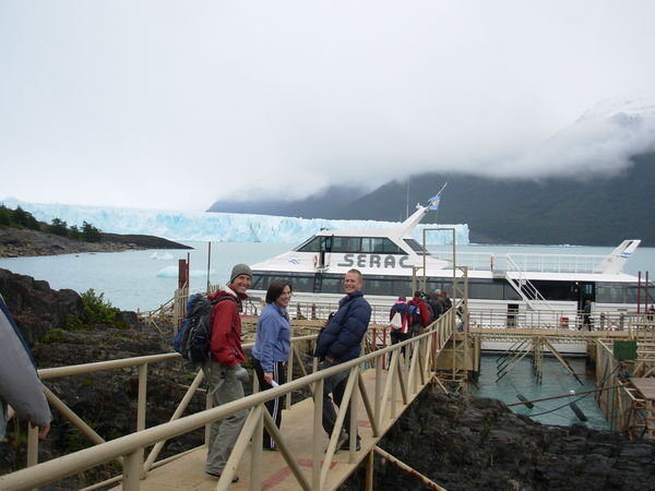 Boat cruise to the wall of the glacier