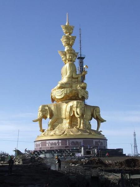 Statue at the top of Emei Shan.