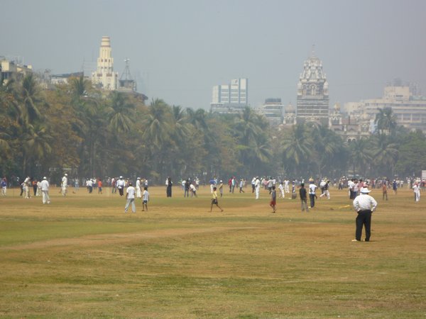 Cricket in the centre of Mumbai