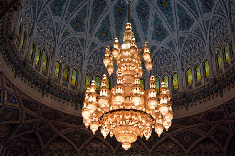le plus grand chandelier du monde, serti d'or 24 carats.