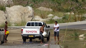 à Oman, il y a de l'eau partout... on en profite pour laver sa voiture...