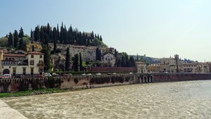 vue depuis le Ponte Pietra sur l'Adige