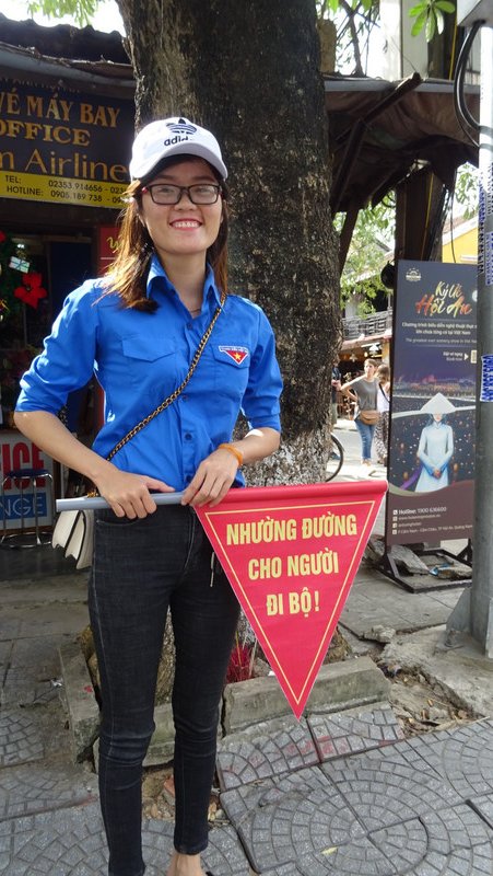 arrivée sécurisée pour traverser la rue à Hoi An
