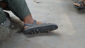 les sandales faites avec des pneus